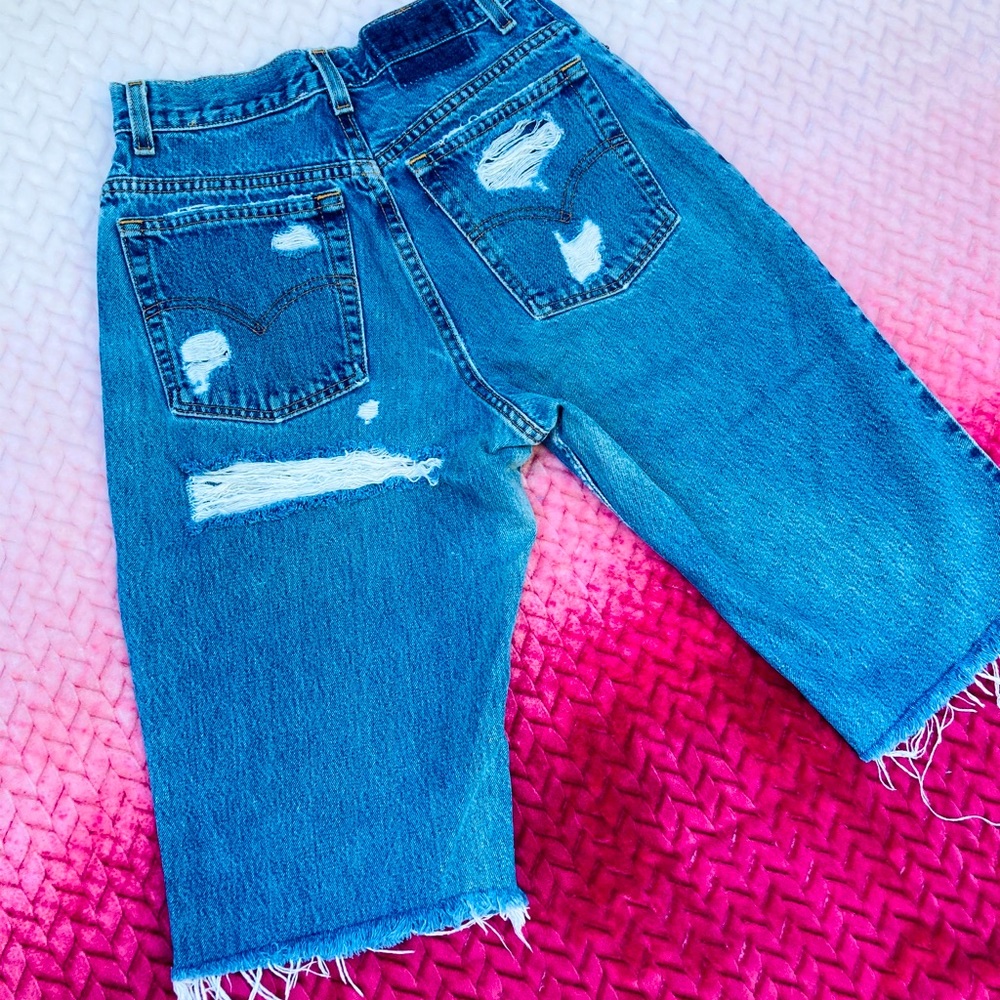 🌸Vintage distressed 550 Levi’s jean shorts